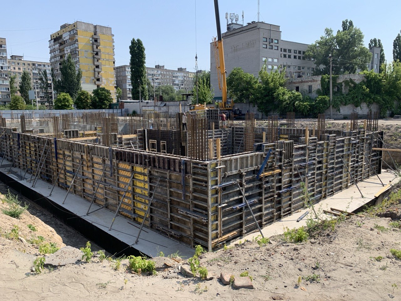 Бізнес-центр на Калиновій, Дніпро — стінова опалубка framax на майданчику
