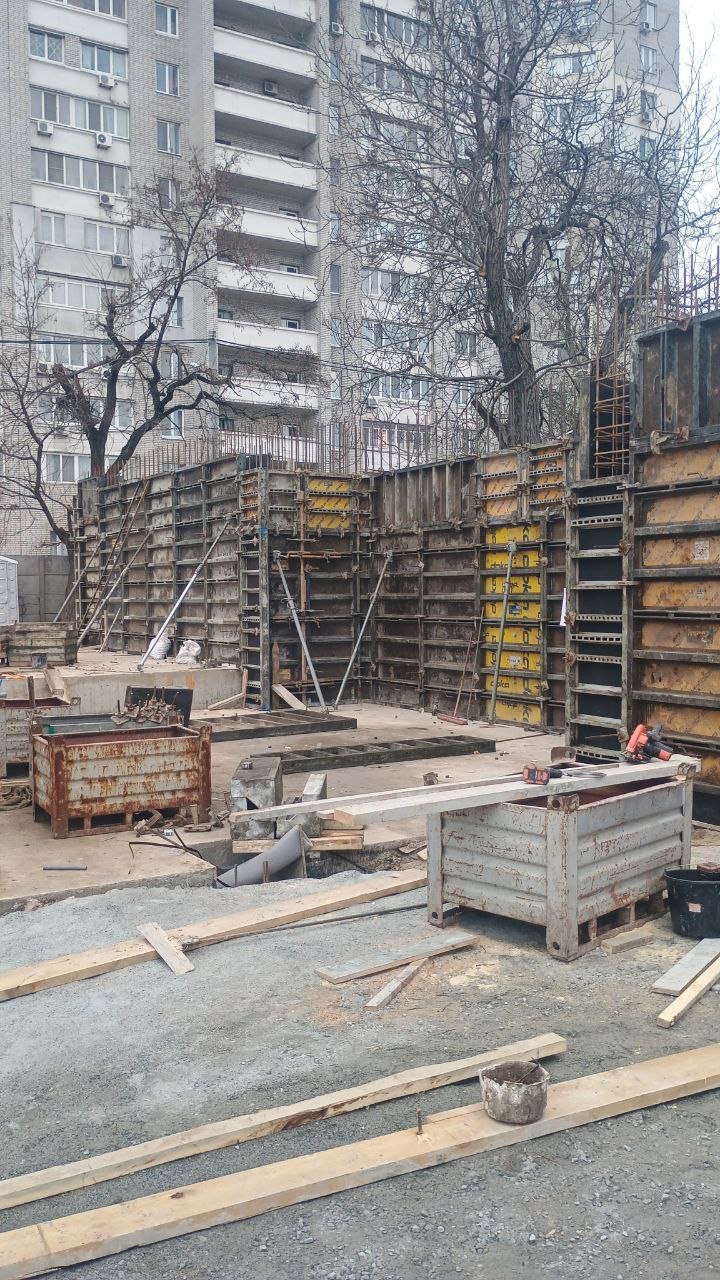 Торговельні павільйони — стінові щити та підкоси в робочому положенні